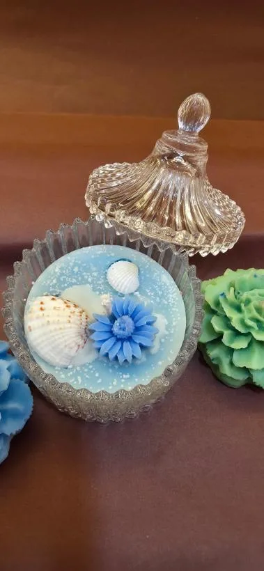 Ocean shell candle in crystal jar